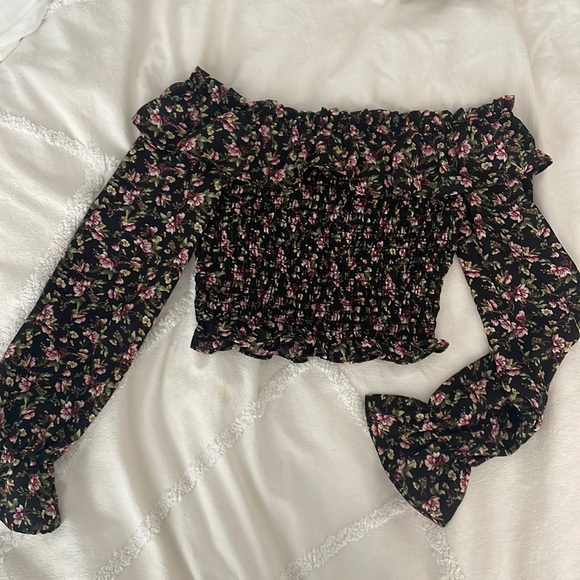 GUESS off the shoulder floral top. SMALL. - Picture 1 of 2